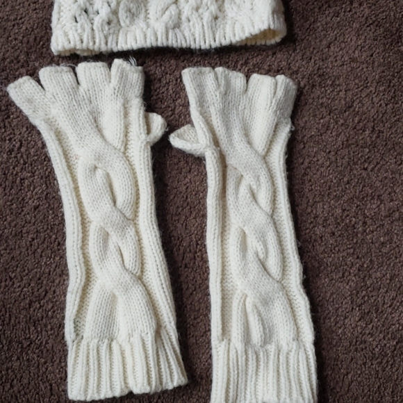GAP MATCHING SET, long tipless gloves POMPOM HAT - Picture 2 of 3